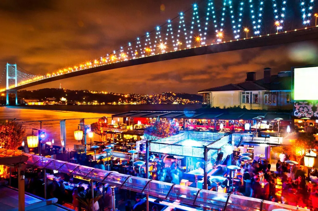 The Best Boat Bars and Riverfront Nightlife in Paris